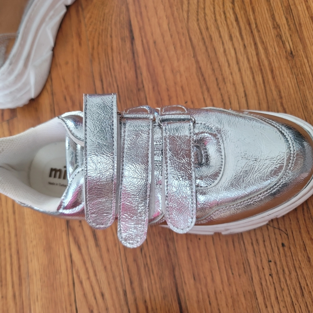 Sneakers - Picture 2 of 4
